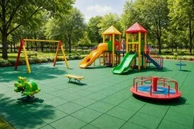 Immagine parco giochi con attrezzature ludiche e mattonelle antitrauma colore verde