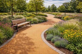 Immagine parco giochi con attrezzature ludiche e mattonelle antitrauma colore verde