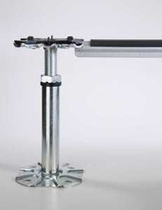 Struttura composta da colonnine e traverse portanti con profilo “omega” da sezione 21 × 18 mm, spessore circa 1 mm, in acciaio zincato. Indicato per carichi medio-alti, per ambienti con pavimentazione sopraelevata standard