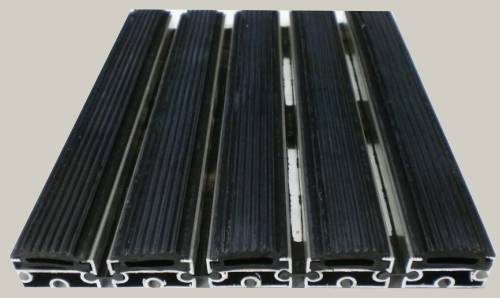 Zerbino tecnico composto da profili portanti in alluminio estruso antitorsione corredati da apposita guarnizione fonoassorbente nel lato inferiore. Cerniere drenanti e piene per permettere l ‘aspirazione senza sollevare lo zerbino. Parte di calpestio composta da gomma EPDM millerighe. Zerbino adatto al posizionamento in ambiente interno ed esterno. Base alluminio mm 8/13/17 